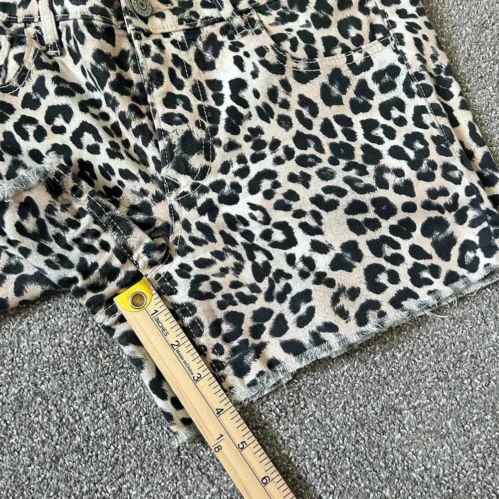 Express Shortie Mid-Rise Shorts Size 8 Leopard Print Stretch+ Raw Hem